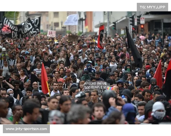 巴西球迷北仑街头即兴颠球引发百人围观 交通管制一度实施